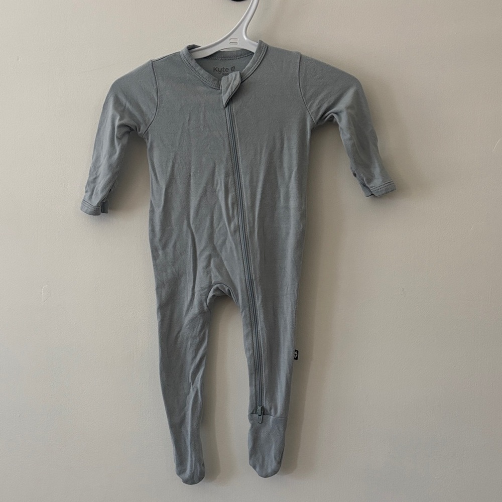 Kyte BABY Soft light blue Footed Onesie